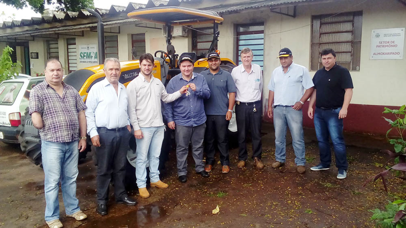 Administração adquire mais um trator novo para a frota municipal